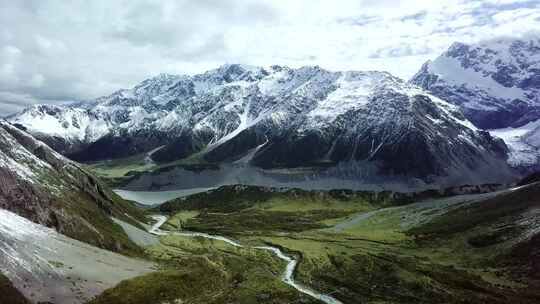 草地雪山自然风光