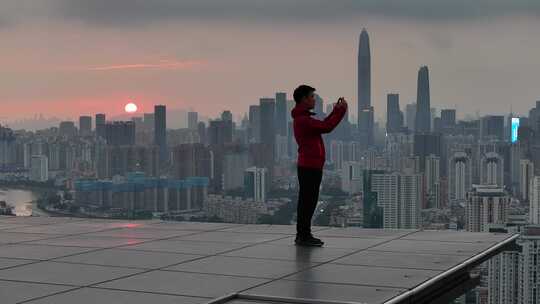 男子站在深圳的高楼顶视频素材模板下载