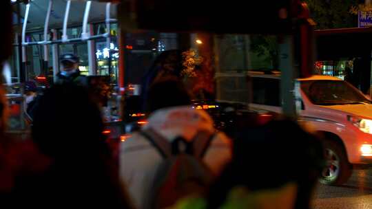 城市夜晚公交车进出站视频素材模板下载