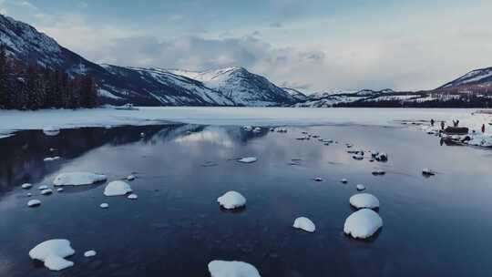 冬季喀纳斯河流航拍新疆阿勒泰地区喀纳斯湖视频素材模板下载