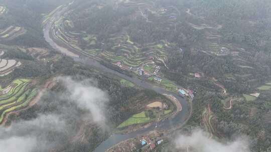 航拍乡村山川云雾缭绕景象
