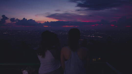 两个女孩欣赏城市日落