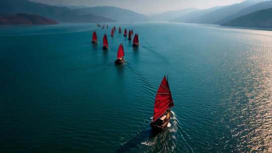 乘风破浪扬帆起航海鸥帆船航行海浪