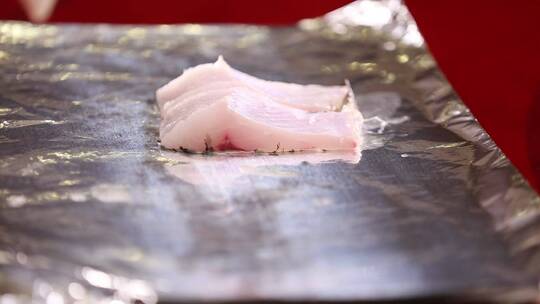 锡纸包鱼肉烧烤视频素材模板下载