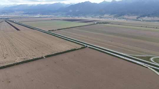 大西北地区一望无际农业种植地的公路航拍