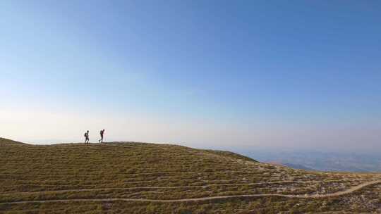 两个朋友在意大利翁布里亚亚平宁徒步旅行的