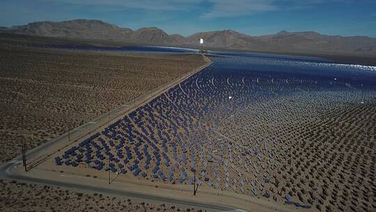 大量的太阳能发电设备