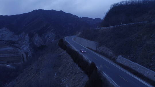 航拍傍晚停在山路旁的红色汽车 车头角度 推