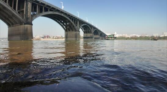 湖南湘潭湘江一大桥下湘江水的波涛汹涌高清在线视频素材下载