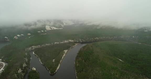 航拍大兴安岭春季山林降雪景观