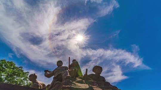 抗战抗美援朝塑像与日晕同框