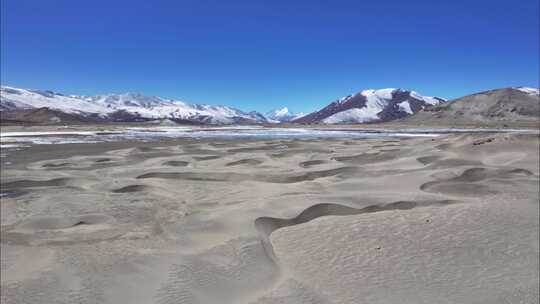 珠峰十万个沙丘，蓝天，雪山，湖泊航拍