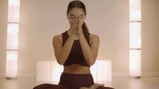 女人优雅瑜伽成套动作静坐打坐视频素材模板下载