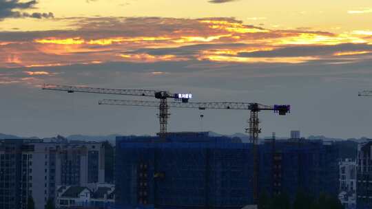 夕阳下的建筑工地塔吊