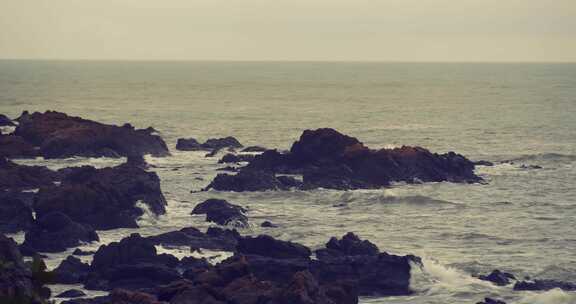 海滩岩石海浪