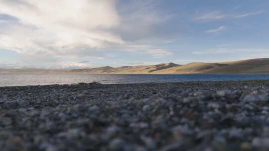 低角度拍摄藏区湖泊风光视频素材模板下载