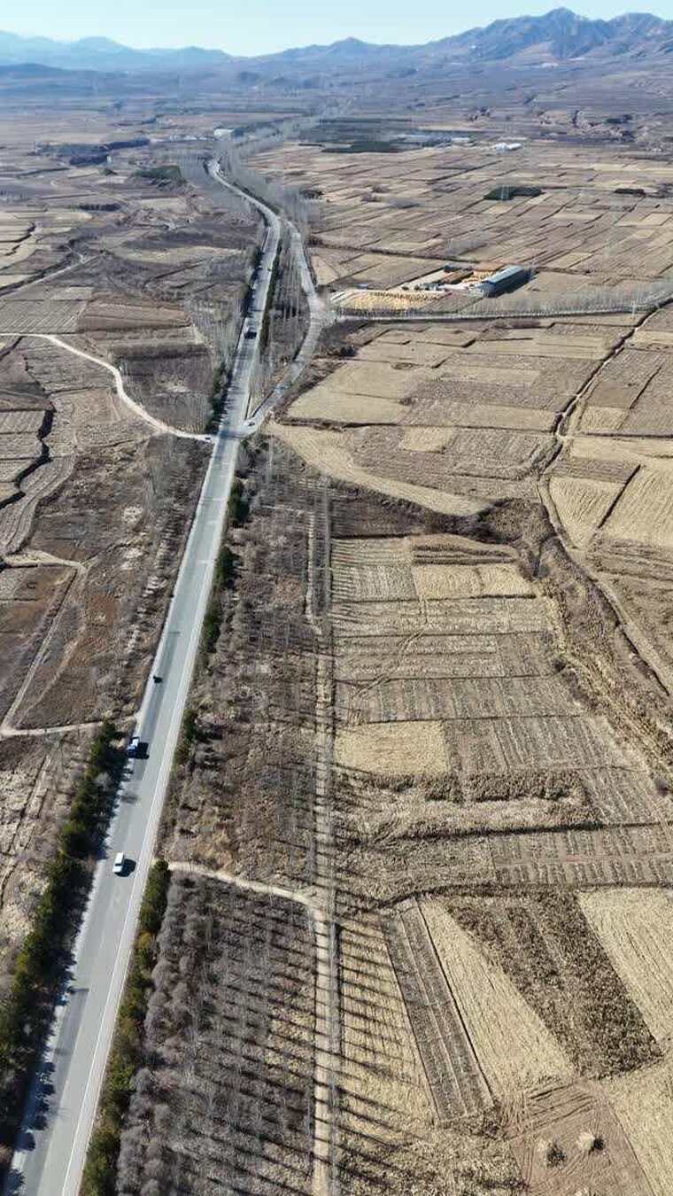 航拍乡村田野间的公路