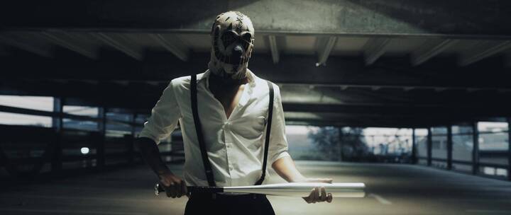 地下车库戴着面具的暴力男人