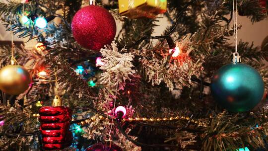 挂在圣诞树上的装饰品视频素材模板下载