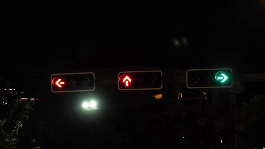 220719夜晚马路高楼红绿灯实拍视频 (19)