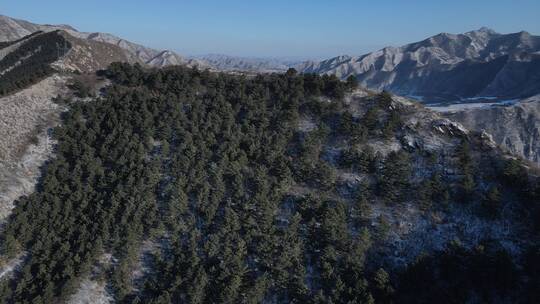 航拍大雪过后的山峰峡谷美景