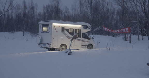 根河新村雪地里的房车