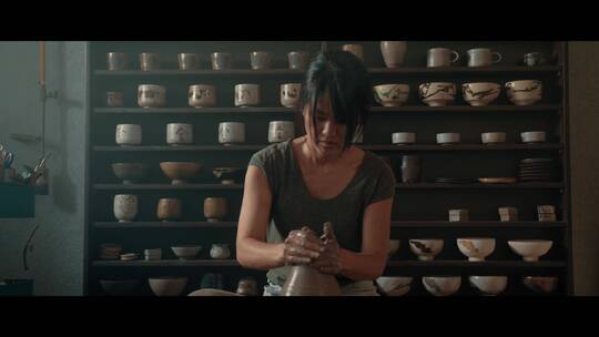 女人在捏陶瓷