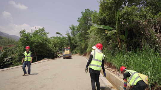 工人进行道路建设施工