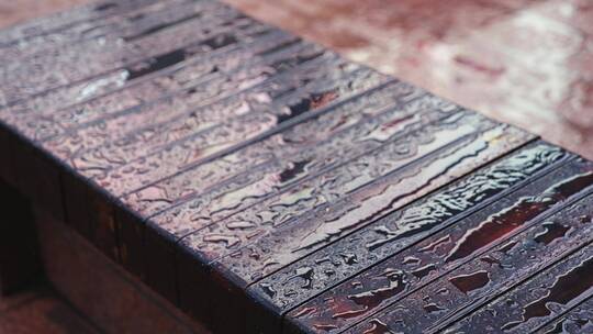 雨天的木制长椅板凳雨滴落在上面升格唯美