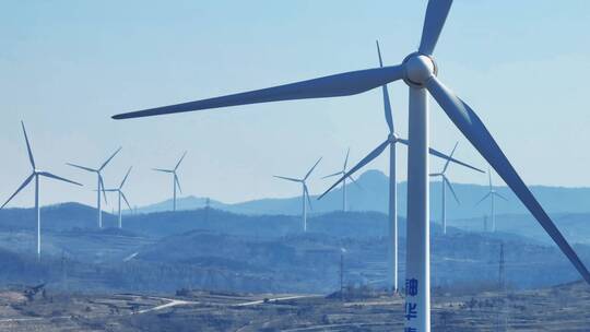 山东威海千里山海自驾旅游公路风力发电机群