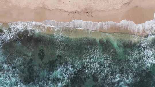 印度尼西亚巴厘岛清澈的绿松石海水冲刷沙滩