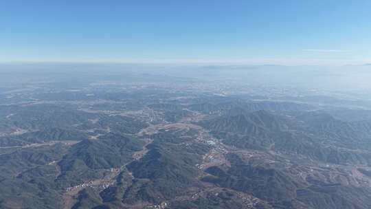 高空俯瞰连绵起伏的山脉和村庄