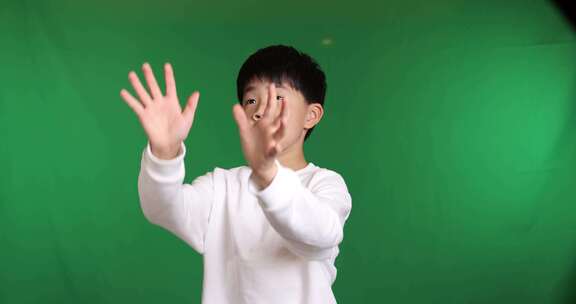 帅气的中国小男孩在玩篮球慢镜头