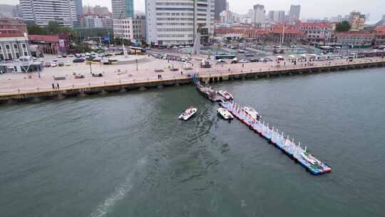 烟台海边滨海广场海面上的观光游艇浮桥码头