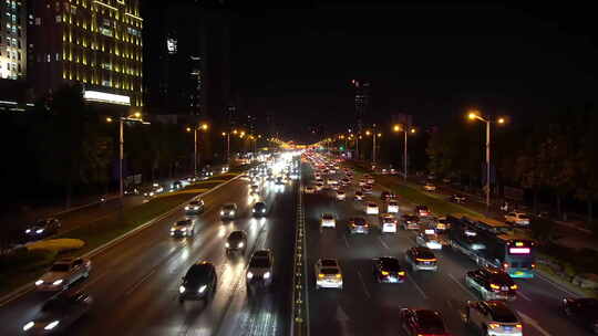 夜间城市延时交通高速公路公路上的交通