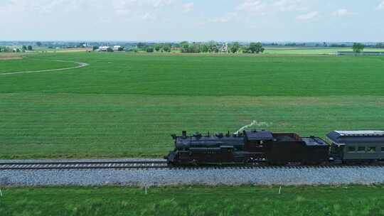 蒸汽客运列车的空中侧视图，烟雾和蒸汽在单视频素材模板下载