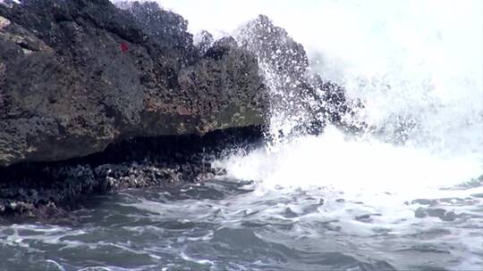 海浪撞击岩石的慢镜头