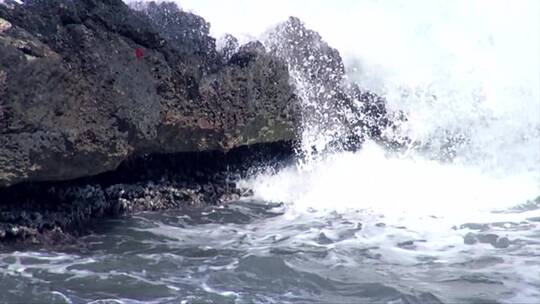 海浪撞击岩石的慢镜头视频素材模板下载