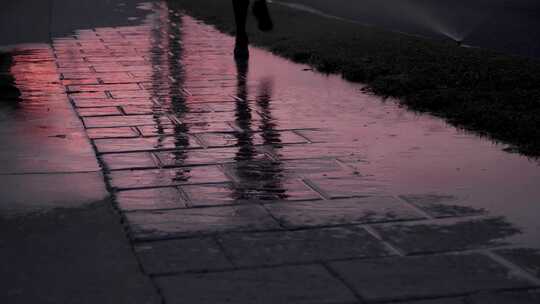 黄昏时下雨跑步人的倒影