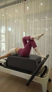 美女普拉提瑜伽运动翘臀塑体塑形动作视频素材模板下载