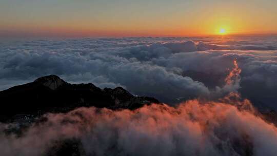 泰山之巅，云海奇观