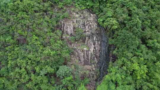 广东东莞：水从山岩上流淌形成细小瀑布
