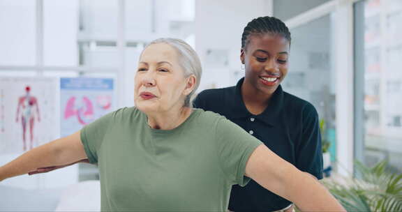 物理治疗、肌肉训练和老年妇女患者与脊椎按