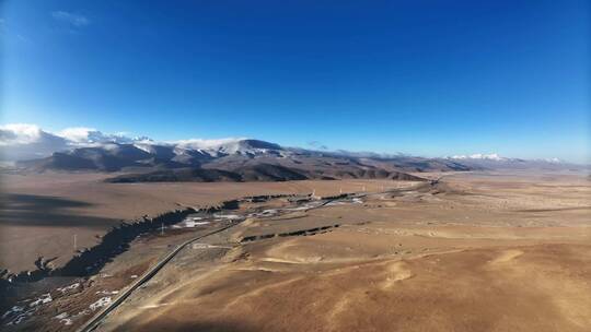 西藏高原蓝天雪山航拍