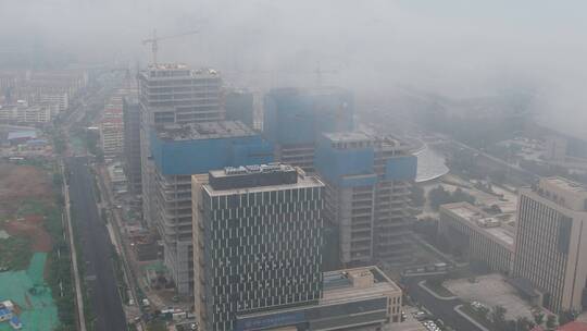 航拍雨雾中的威海环翠绿轴建设工地