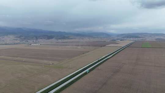 一望无际农业种植地的公路航拍