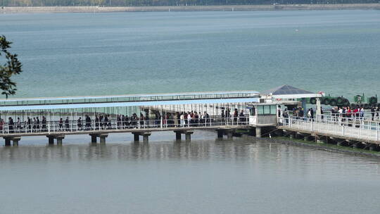 无锡太湖岛上的摆渡船引桥