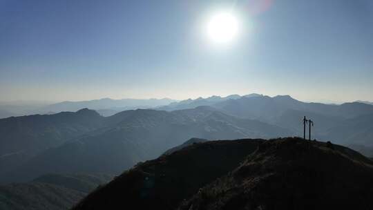 晴天在山顶上俯视山区丘陵美景