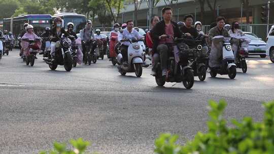 180帧升格城市晚高峰路口电动车繁忙车流