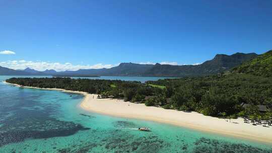 航拍美丽的夏日海岛风景